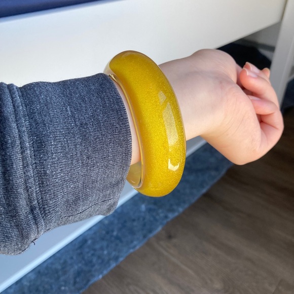 Vintage Chunky Asymmetrical Gold Lucite Bangle Bracelet - Picture 12 of 12